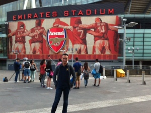 Di depan Emirates Stadium.. Homeground klub Arsenal