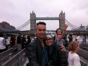 Di atas kapal yang berlayar di sungai thames dengan latar belakang Tower Bridge