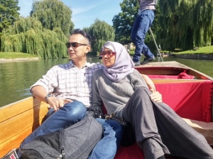 Naik perahu mengelilingi kampus Cambridge University, universitas tertua di Inggris raya